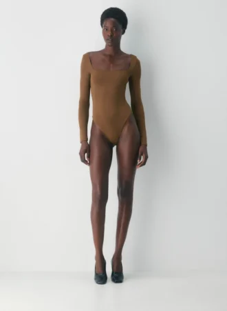 Body original con cuello cuadrado y contorno