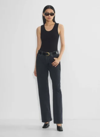 Cinturón ancho de cuero con detalles en latón macizo