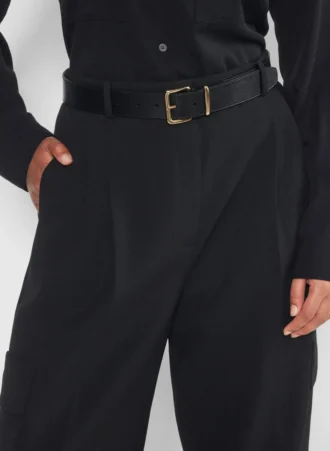 Cinturón ancho de cuero y latón macizo con emblema