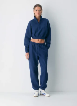 Sudadera corta y cómoda con cuello alto y media cremallera